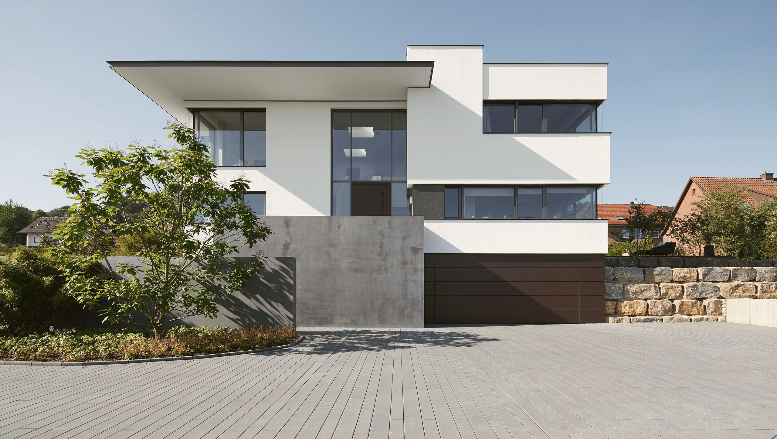 Modernes Wohnhaus mit Pool als Beispiel für Architektur
