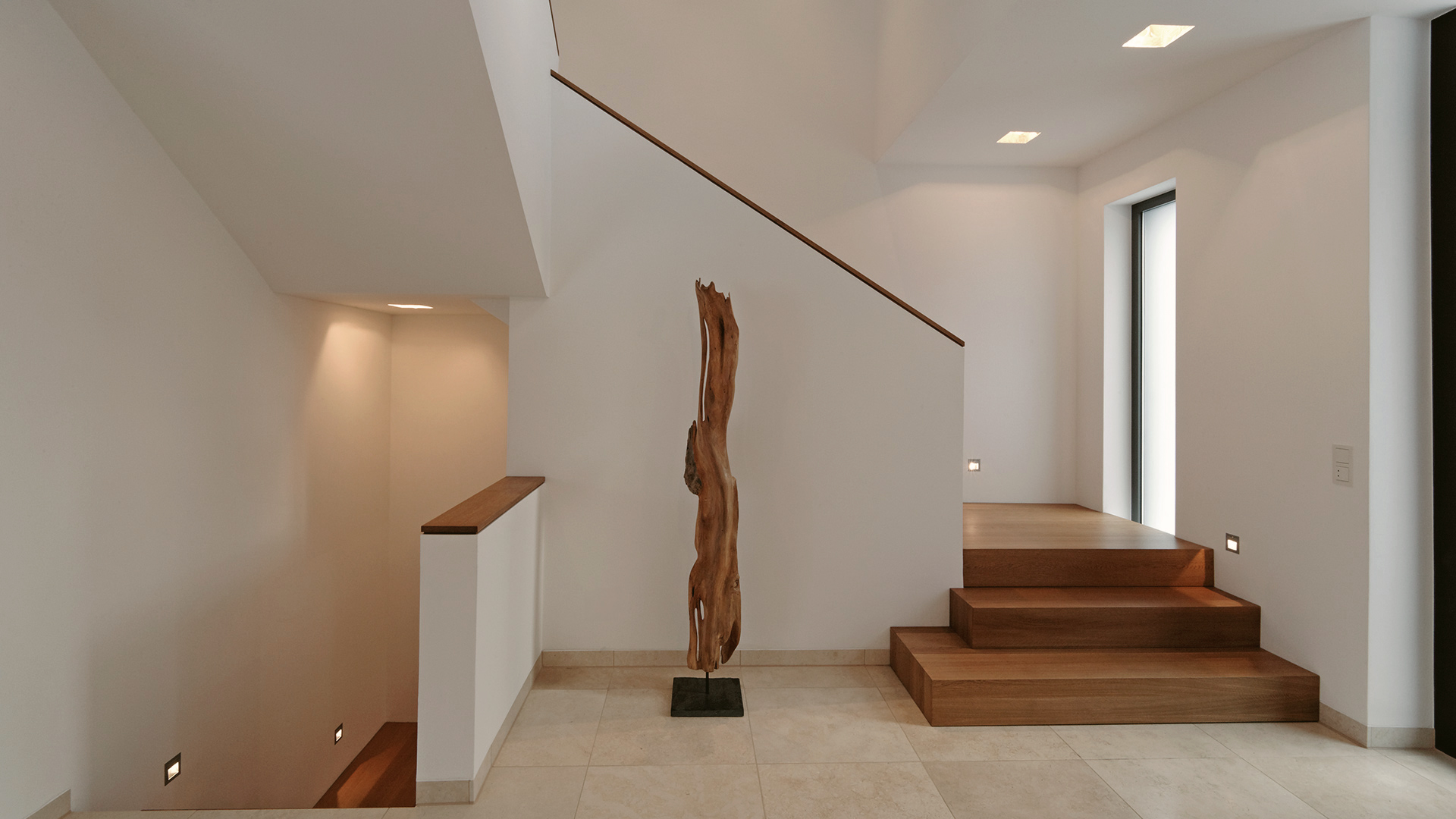 Innenraum mit Treppe und Holzskulptur als Beispiel für Innenarchitektur